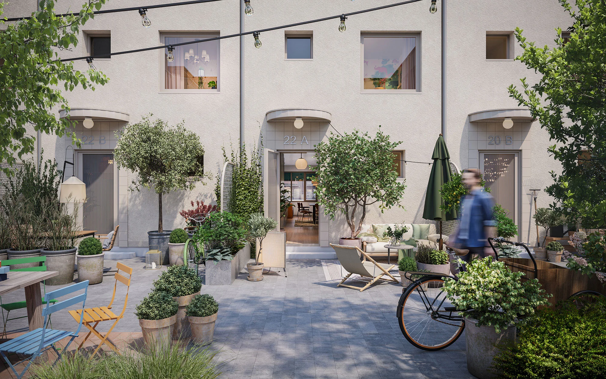 Gårdsgata med uteplatser, krukväxter och cyklar framför ljusa stadsradhus.