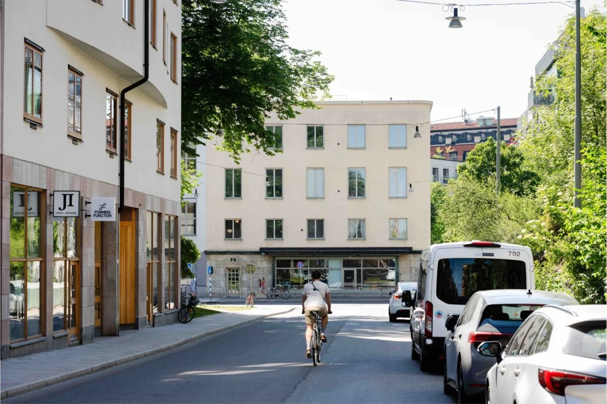 Ljust funkishus i hörnläge på en gata på Södermalm.